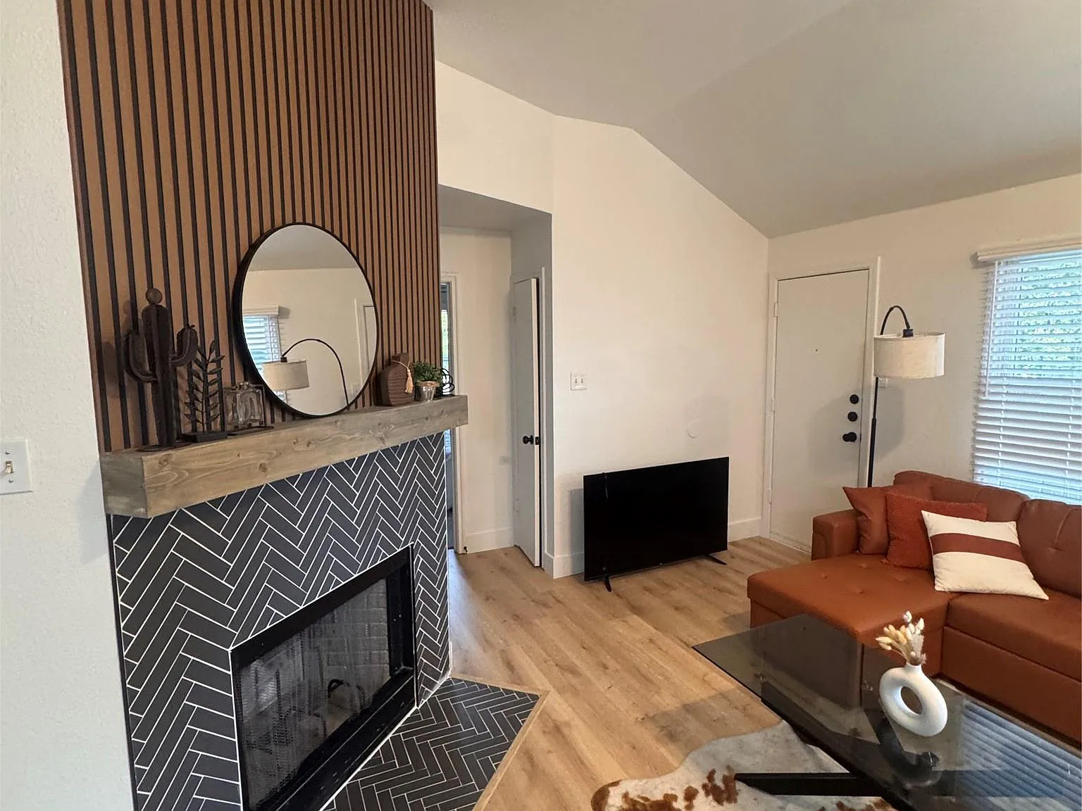3 bed, 2.0 bath, 1058 sqft, $2,300 — Photo 1