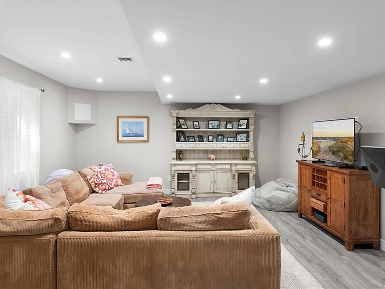 48 Jessup Ave — Photo 19
