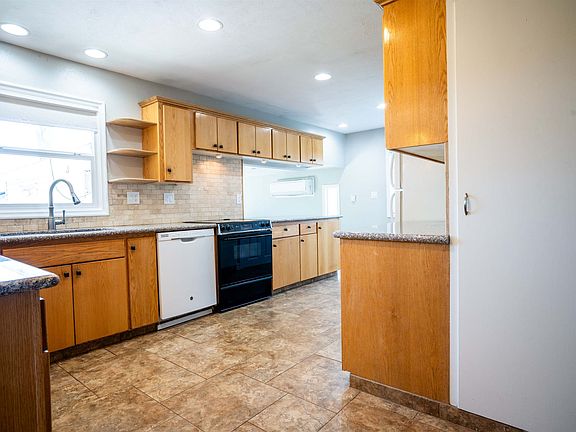 4th image of 605 Lincoln Dr