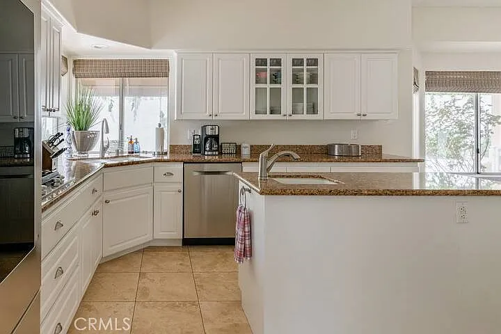 3 bed, 2.5 bath, 2181 sqft, $10,600 — Photo 3