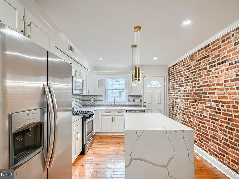404 N Robinson St — Photo 8