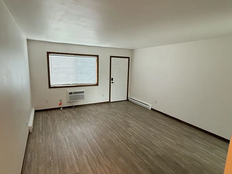 1516 Vogt Dr — Photo 5