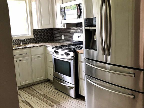 4th image of 2408 Waverly Dr