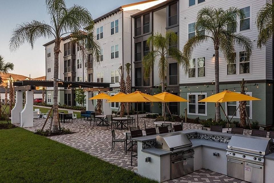 Outdoor grilling kitchen