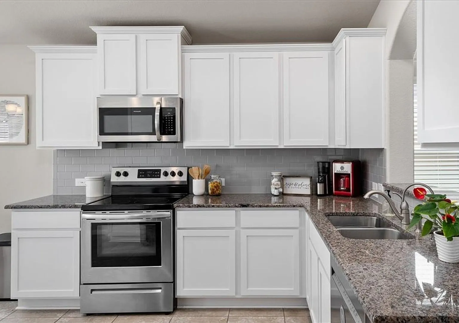3 Bedroom, 2 Bath, Single Story Home in Highland Park — Photo 4