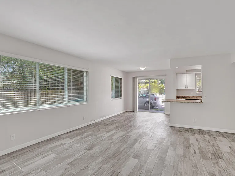115 SW 1st Ave #1 — Photo 5