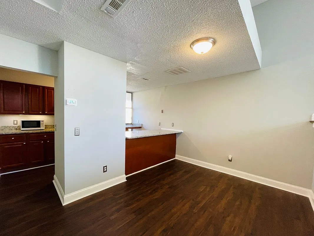 3 bed, 2.5 bath, 1305 sqft, $2,300 — Photo 4
