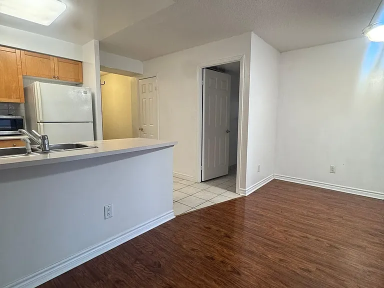 25 Kingsbridge Garden Cir #2021 — Photo 4