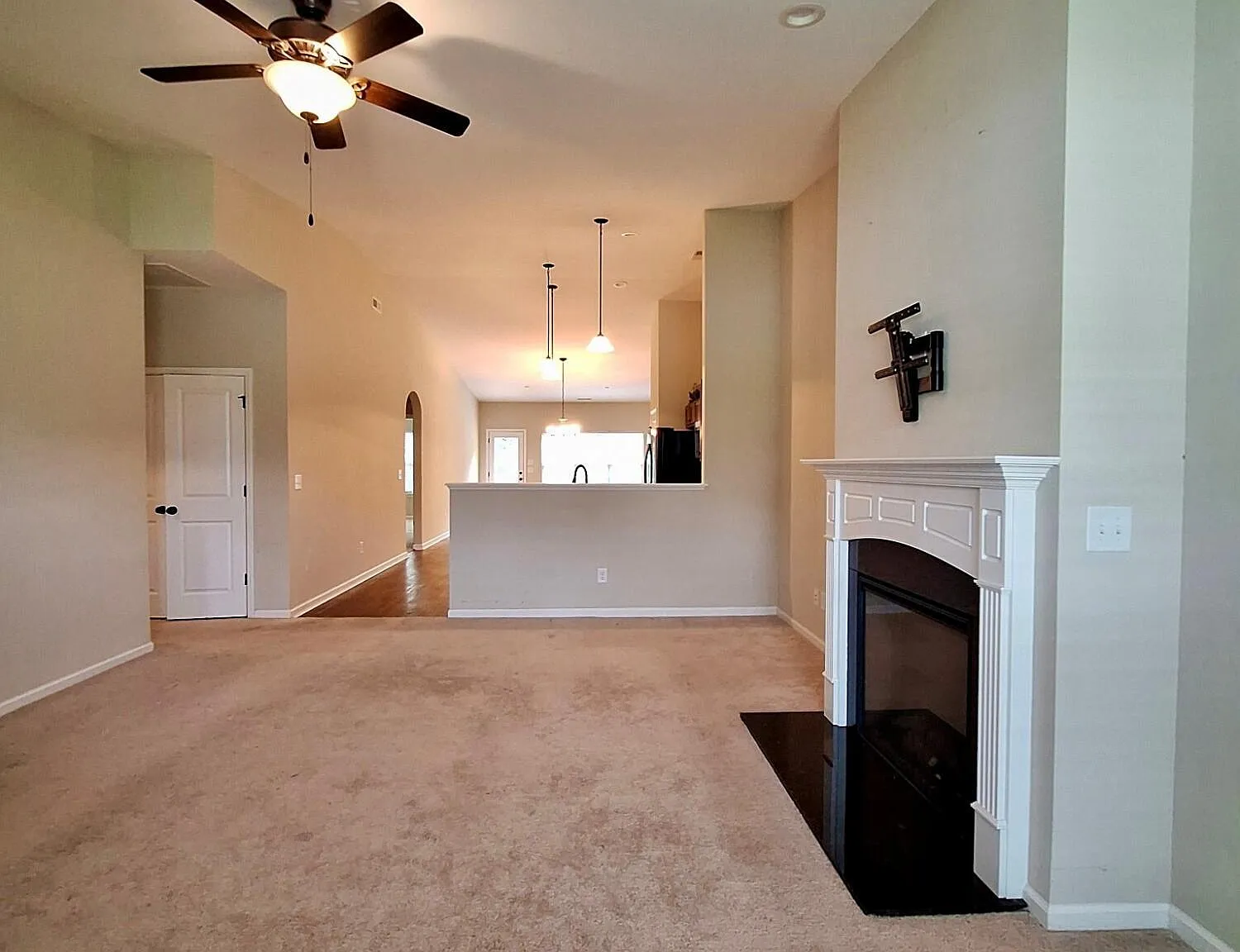 3 bed, 2.0 bath, $2,050 — Photo 4