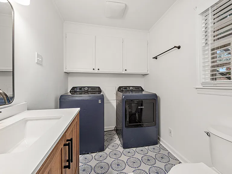 1129 Eastview Dr — Photo 12