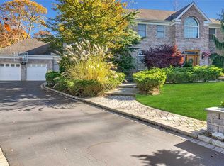 1 Hamilton Pl, Lake Grove, NY 11755