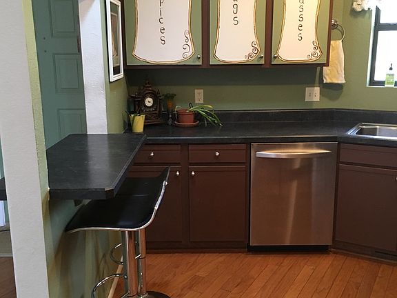 Eat in counter in kitchen 
