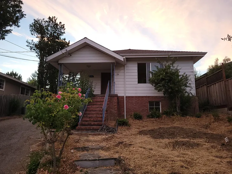 3142 Oak Knoll Dr — Photo 1