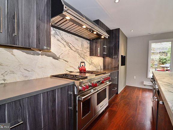 5th image of 210 N Fairfax St
