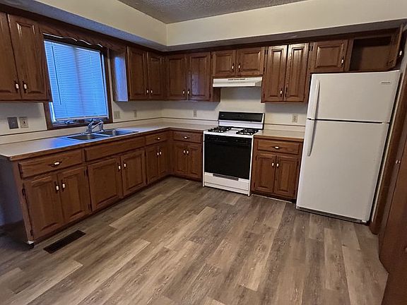 4th image of 401 E Adams St APT A