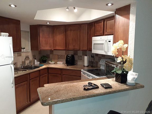 5th image of 8225 Lake Dr APT 207