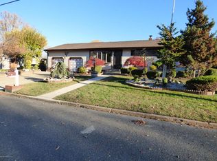 26 Oakcrest Dr, Neptune, NJ 07753