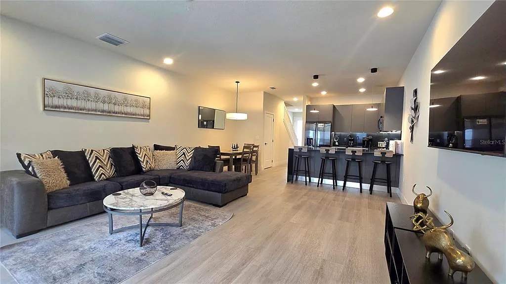 3 bed, 3.0 bath, 1852 sqft, $2,500 — Photo 2