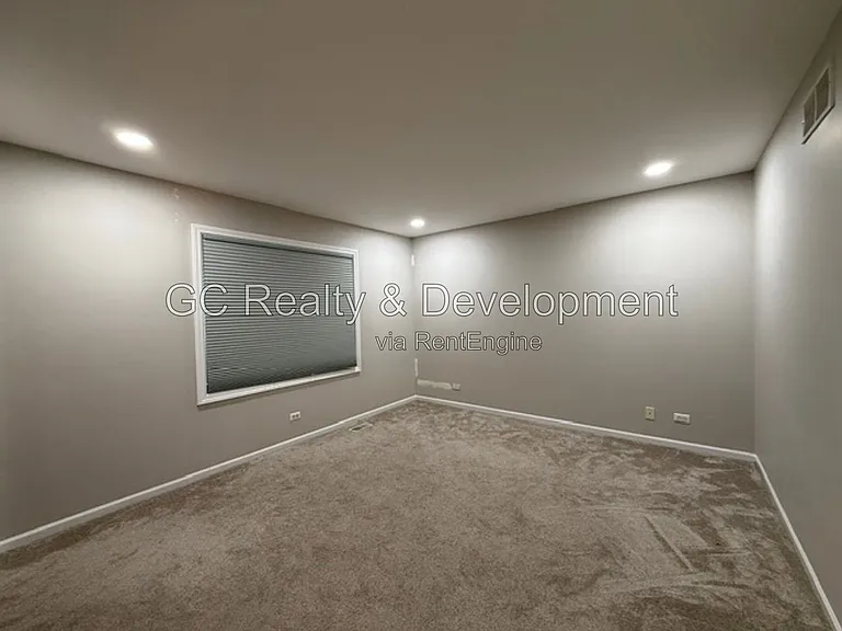 882 Clarendon Ln — Photo 25