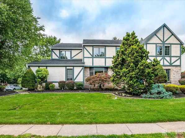 1 Hamilton Ct, Kendall Park, NJ 08824