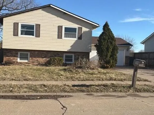 6511 Kelling St, Davenport, IA 52806