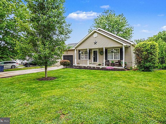 4th image of 47 Pine Cone Dr