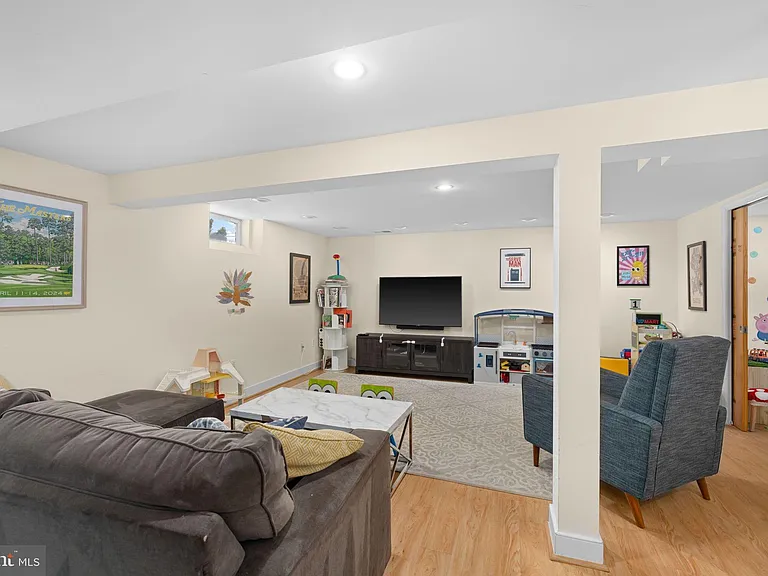 2929 Stuart Dr — Photo 18