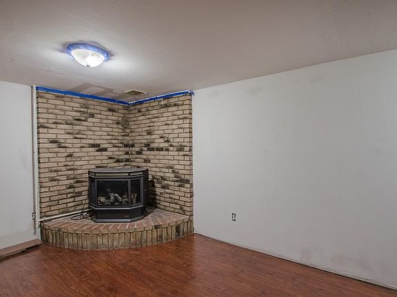 3rd image of 695 Satinwood Cir N