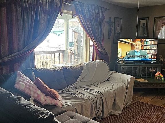 4th image of 105 Miller Ave