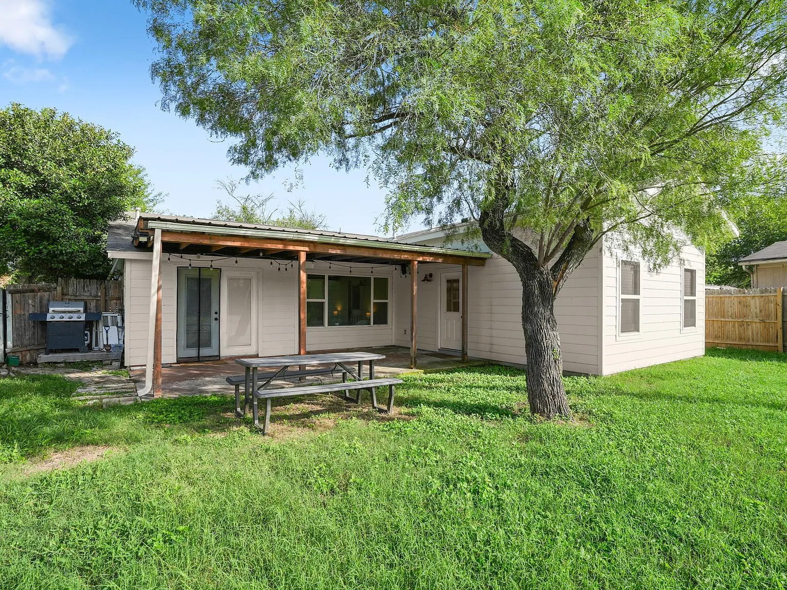 4 bed, 2.5 bath, 1702 sqft, $2,200 — Photo 4