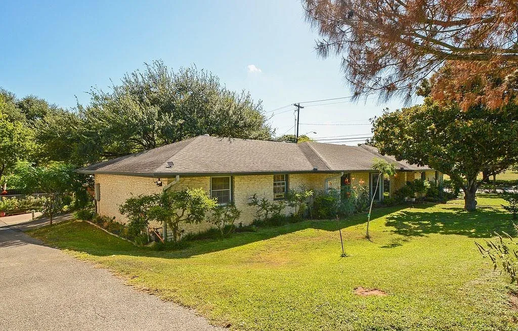 4 bed, 2.5 bath, 2624 sqft, $3,995 — Photo 3