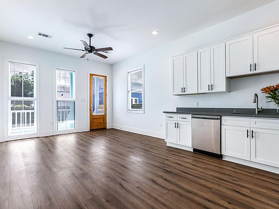3rd image of 1112 Piety St
