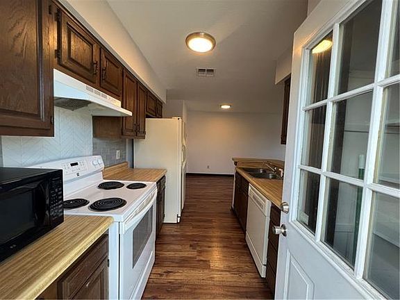 4th image of 604 N Woodlawn Ave