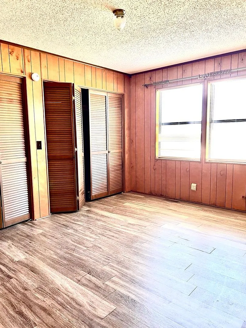 18425 Blake Manor Rd — Photo 2