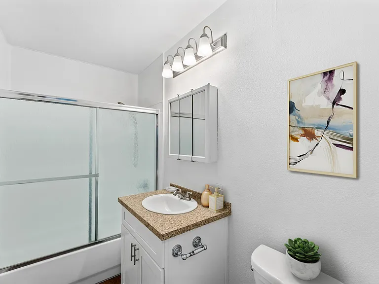 Elmwood Apartments — Photo 20