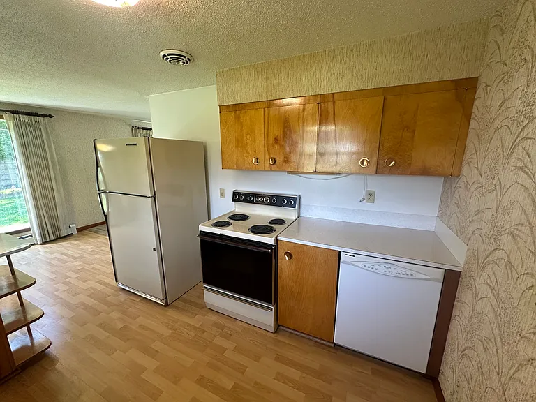 33 W Evergreen Dr — Photo 6