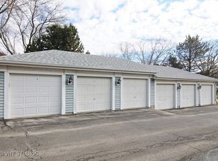 152 E Winchester Rd APT D, Libertyville, IL 60048