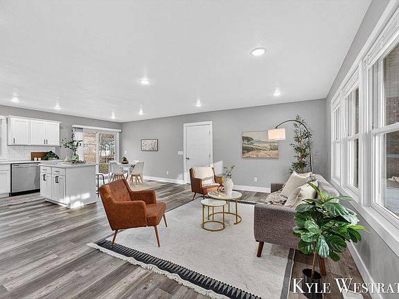 5th image of 579 S Walker Rd