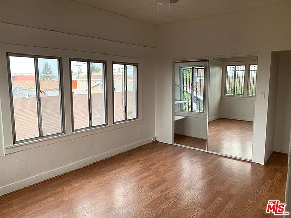 3rd image of 959 W 47th St