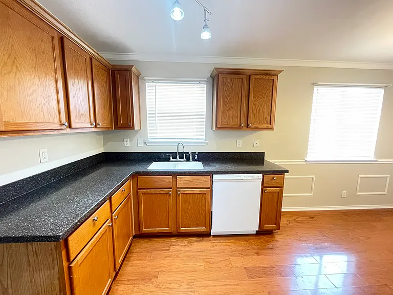 10306 Buescher Ln — Photo 7