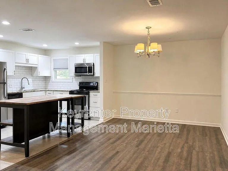723 Hanover Ln — Photo 9