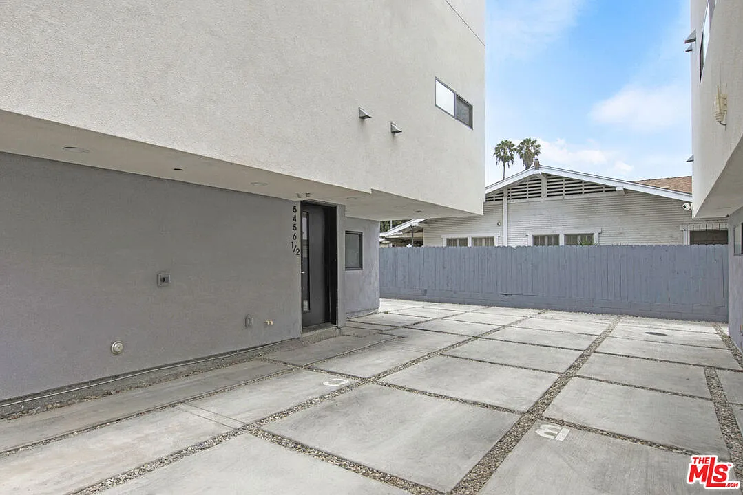 3 bed, 3.5 bath, 1823 sqft, $3,700 — Photo 2