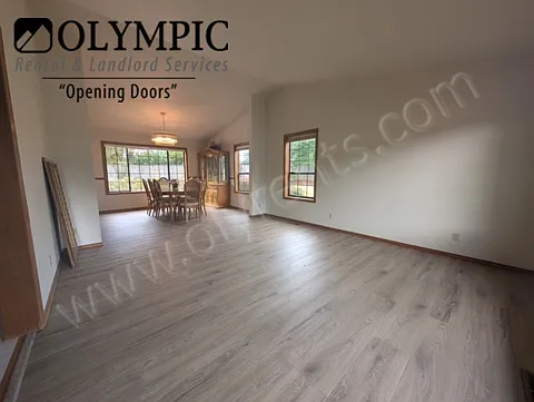 Well Maintained 4 Bedroom, 2.5 Bath Home in Glenmore — Photo 2
