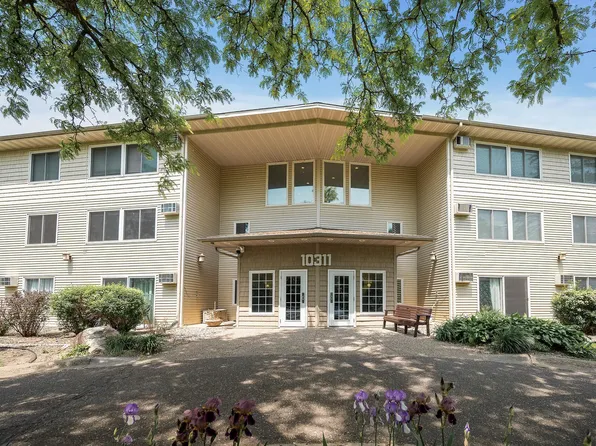 10311 Cedar Lake Rd APT 202, Minnetonka, MN 55305