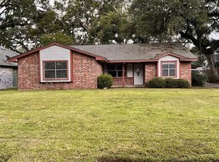 237 Canterbury Dr, West Columbia, TX 77486