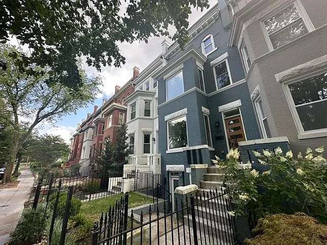 2 bed, 750 sqft, $2,600 — Photo 1