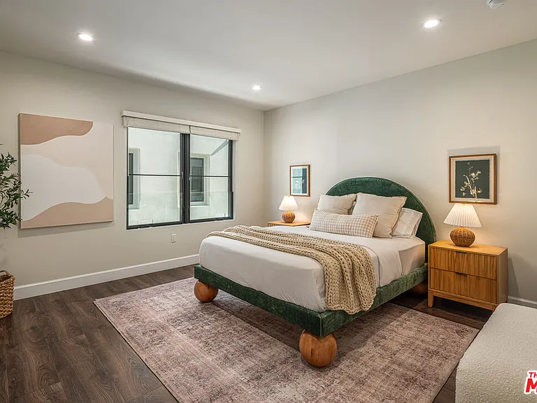 1147 N Beachwood Dr #5 — Photo 14
