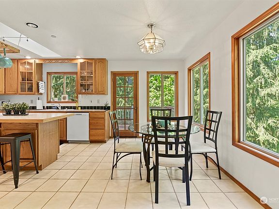 5th image of 22280 Hickory Way