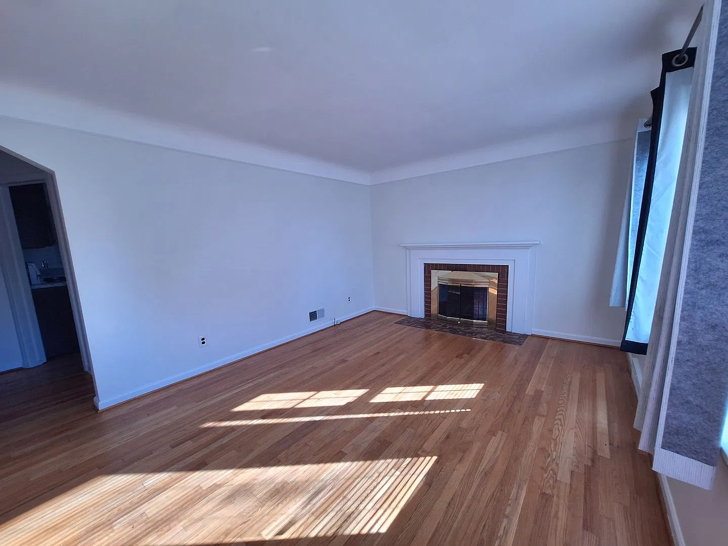 Charming 2 bedroom brick ranch — Photo 2