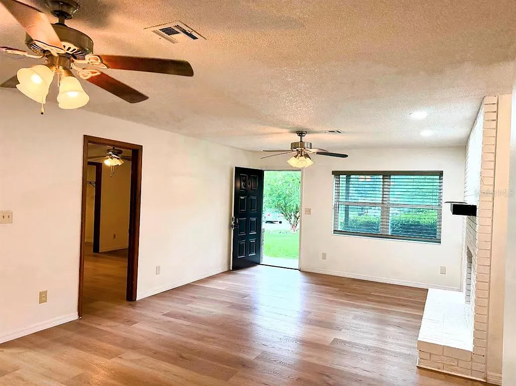 3 bed, 2.0 bath, 1222 sqft, $1,650 — Photo 4